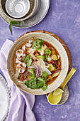 Würzige Winter-Pho mit schwarzem Rettich und Lauch (vegan)