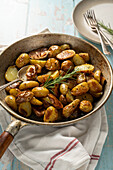 Geröstete Babykartoffeln mit Butter und Rosmarin