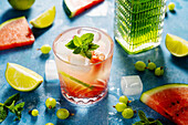 Sommerliches Wassermelonen-Getränk mit Eiswürfeln und Minze
