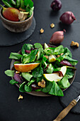 Autumn salad with lamb's lettuce, pears and caramelised onions