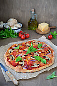 Pizza mit Champignons und Gemüse
