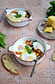 Shakshuka mit Auberginen, Paprika, Tomaten, Knoblauch, Käse und Basilikum