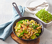 Noodle pan with chicken and leeks