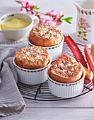 Rhabarber-Brombeer-Soufflé mit Vanillesauce