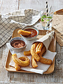 Churros mit Schokoladensauce und gesalzenem Karamell