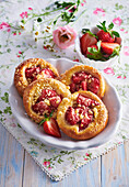 Erdbeer-Kolatschen mit Holundersirup