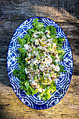 Salad with yoghurt, mint and pistachios