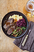 Lesachtaler Wildbraten mit grünen Bohnen und Rotkraut (Kärnten, Österreich)