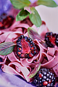 Nudelsalat mit Brombeeren und Minze