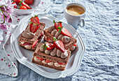 Schokoladen-Biskuit-Schnitten mit Erdbeeren