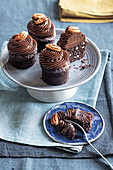 Pekannuss-Brownies mit schaumiger Ganache aus dunkler Schokolade