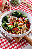 Multi-vegetable salad with pieces of chicken