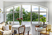 Bright room with window front and view of the greenery