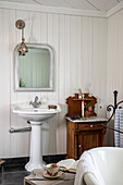 Vintage-Badezimmer mit freistehendem Waschbecken und Holzkommode