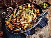 Gebratenes Hähnchen mit Mandeln, Salbei und Sauerteig