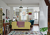 Wohnzimmer mit Vintage-Möbeln und buntem Teppich