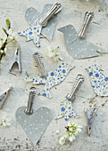 Heart, bird and flower-shaped pendants with metal clips and flower decorations