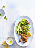 Green bulgur salad with falafel