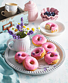 Gebackene Donuts mit Blaubeer-Lavendel-Glasur