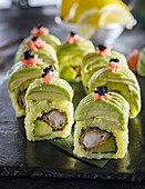 Grünes Sushi mit Avocado und Tempuragarnelen