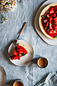 Strawberry cheesecake with biscuit base without baking