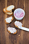 Crostini with quark and radish sticks