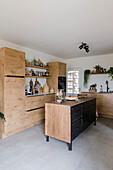 Moderne Küche mit Kücheninsel und Eichenholzschränken
