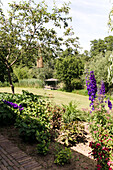 Blühende Gartenlandschaft, Sitzbereich im Hintergrund