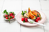 Gegrillte Charentais-Melone mit Eis und Himbeeren