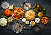 Gebratener Truthahn, Kürbisse, Gemüsesalat, Obst und Orangengetränk zum Erntedankfest