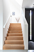 Modern staircase with light-coloured wooden staircase