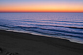 Dramatischer Sonnenuntergang über einer ruhigen Meereslandschaft, Bat Yam, Israel