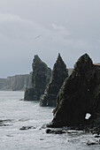 Felsformationen entlang der zerklüfteten Küstenlinie, Duncansby, Schottische Highlands, Schottland