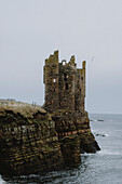 Burgruine auf Klippe über dem Meer, Keiss, Schottische Highlands, Schottland