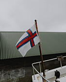 Flagge der Färöer Inseln auf einem Boot, Bour, Vagar, Färöer Inseln