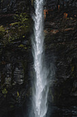 Wasserfall fließt über Felsen, Gasadalur, Vagar, Färöer Inseln