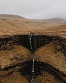 Dreistufiger Wasserfall über einer Klippe, Fossa, Haldarsvik, Färöer Inseln