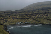 Blick auf kleines Dorf an abgelegenem Meeresstrand, Tjornuvik, Haldarsvik, Färöer Inseln
