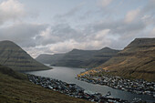 Stadt entlang des Flusses unter den Hügeln, Klakkur, Klaksvik, Färöer Inseln
