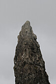 Tiefblick auf schroffe Felsformation, Old Man of Storr, Isle of Skye, Schottland