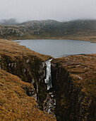 Blick auf Bergwasserfall, Assynt, Sutherland, Schottland