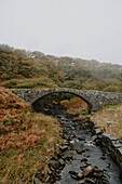 Steinbrücke über ruhigen Fluss, Wick, Schottische Highlands, Schottland