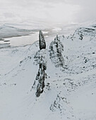 Schneebedeckte Felsformation und Landschaft, Old Man of Storr, Isle of Skye, Schottland