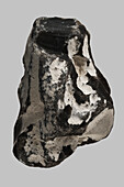 Nahaufnahme Detail schwarz-weiß strukturierter deutscher Feuerstein auf grauem Hintergrund