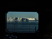 Blick auf Eisberge aus dem Schiffsfenster, Antarktische Halbinsel, Weddellmeer, Antarktis
