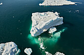 Schmelzender Eisberg auf sonniger Meeresoberfläche, Antarktische Halbinsel, Weddellmeer, Antarktis