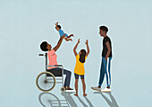 Familie beobachtet glückliche Mutter im Rollstuhl, die mit ihrem kleinen Sohn spielt, beim Überkopfheben