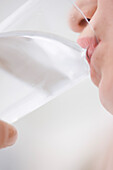 Extreme Nahaufnahme einer jungen Frau beim Trinken eines Glases Wasser