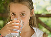 Junges Mädchen trinkt Wasser