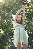 Junge Frau tanzt im Freien